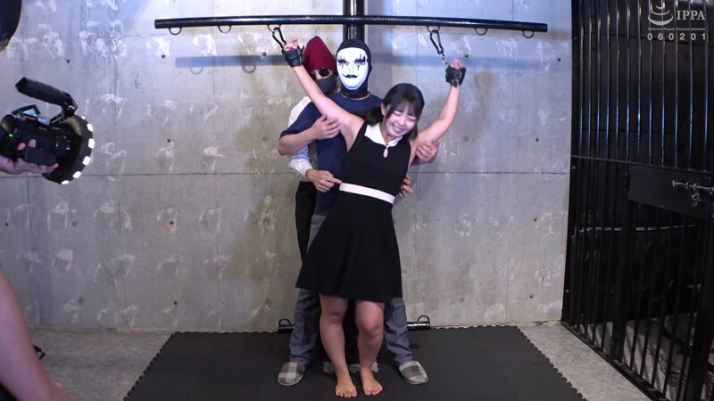 小柄な肢体を弄ぶ4本の手!見えない背後からの至極の責めに、泉りおんの理性が吹き飛ぶ 002