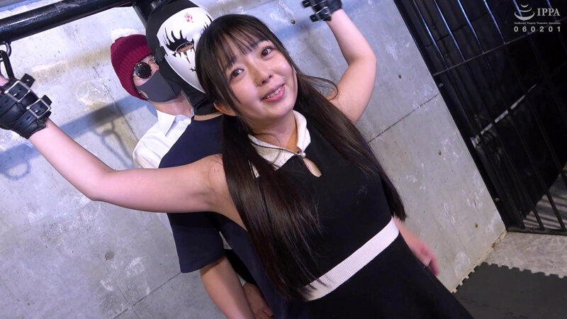 小柄な肢体を弄ぶ4本の手!見えない背後からの至極の責めに、泉りおんの理性が吹き飛ぶ 005
